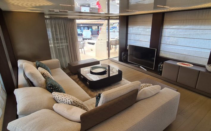 FERRETTI 850 WATERMACHINE